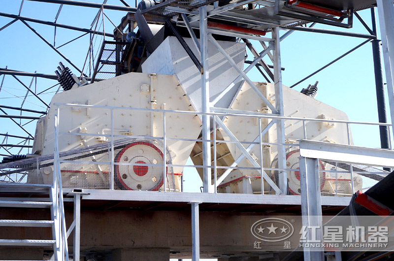 河北大型石料廠正在作業的反擊式破碎機 河北大型石料廠正在作業的反擊式破碎機